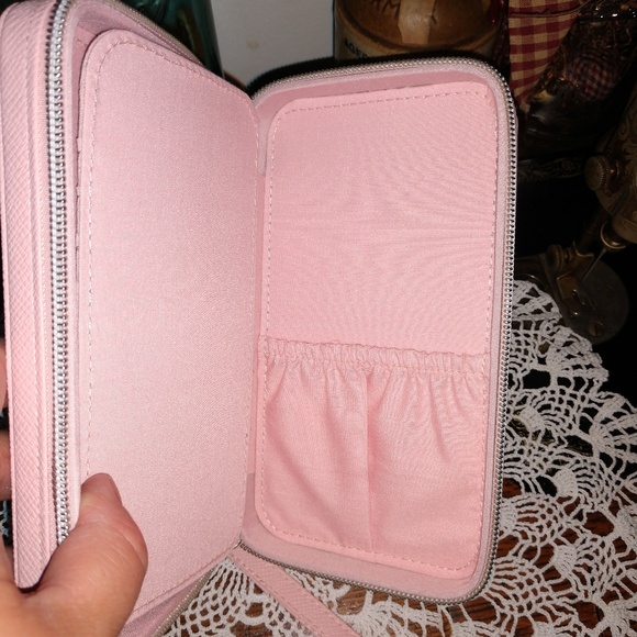 Ulta Beauty Other - ULTA BRAND SPRING PINK ZIPPER WRISTLET